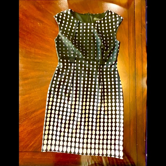 connected apparel Dresses & Skirts - Straight cut dress. Sleeveless. Black and pastel pink dot